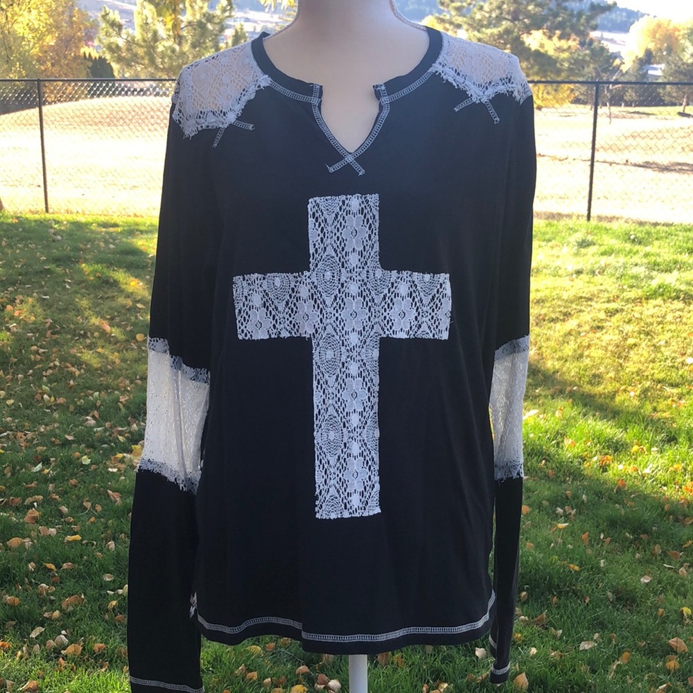 Women’s long sleeve T-shirt.